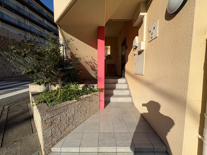 物件外観写真4　(エントランス部分)