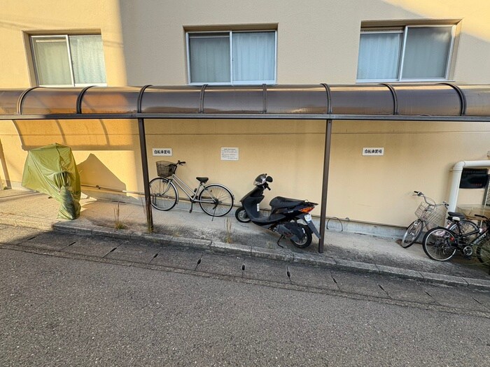 物件外観写真6　(駐輪場)