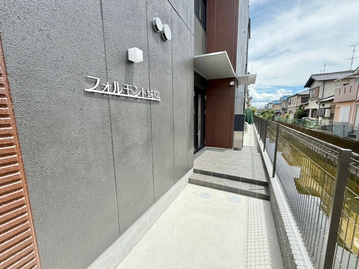 物件外観写真3　(エントランス部分)