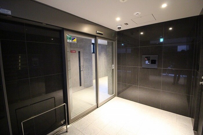 物件外観写真3　(エントランス部分)