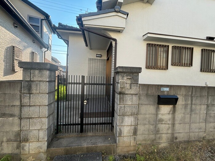 物件外観写真6　(エントランス部分)