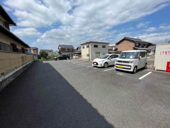 物件外観写真2　(駐車場)