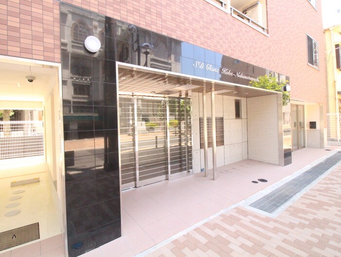 物件外観写真3　(エントランス部分)