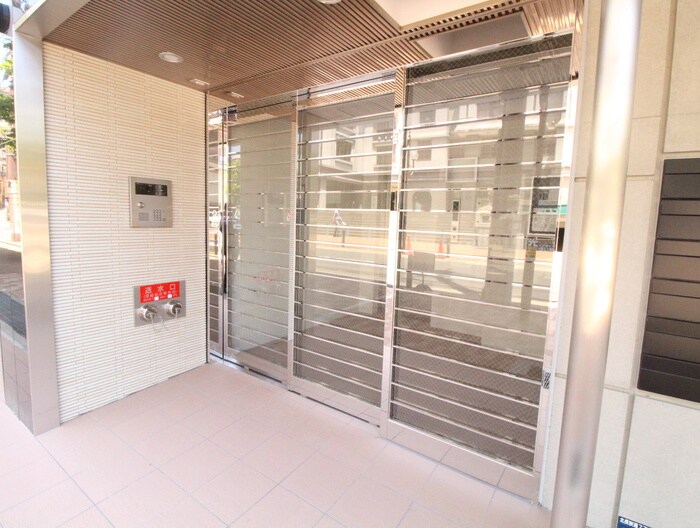 物件外観写真4　(エントランス部分)