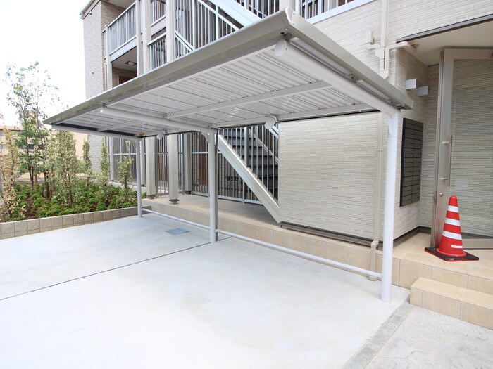 物件外観写真5　(バイク置き場)