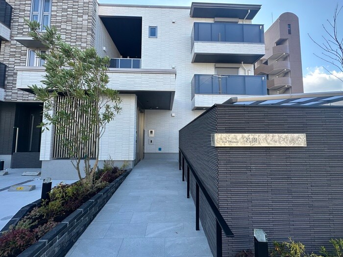 物件外観写真3　(エントランス部分)