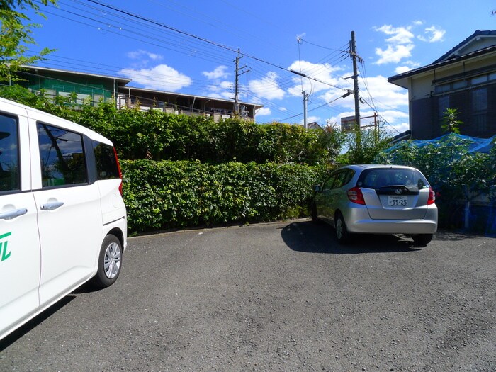 物件外観写真5　(駐車場)