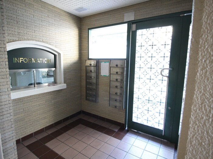 物件外観写真3　(エントランス部分)