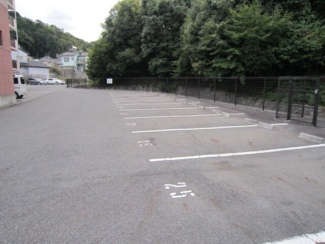 物件外観写真2　(駐車場)