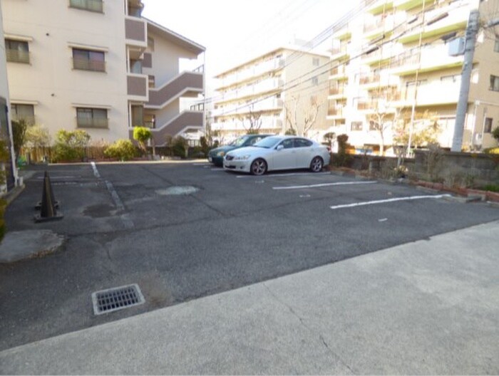 物件外観写真3　(駐車場)