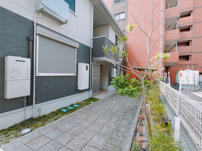 物件外観写真6　(エントランス部分)