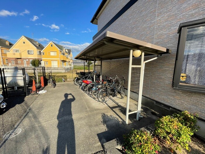 物件外観写真4　(駐輪場)