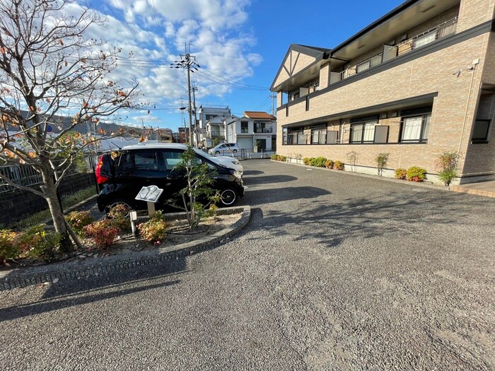 物件外観写真6　(駐車場)