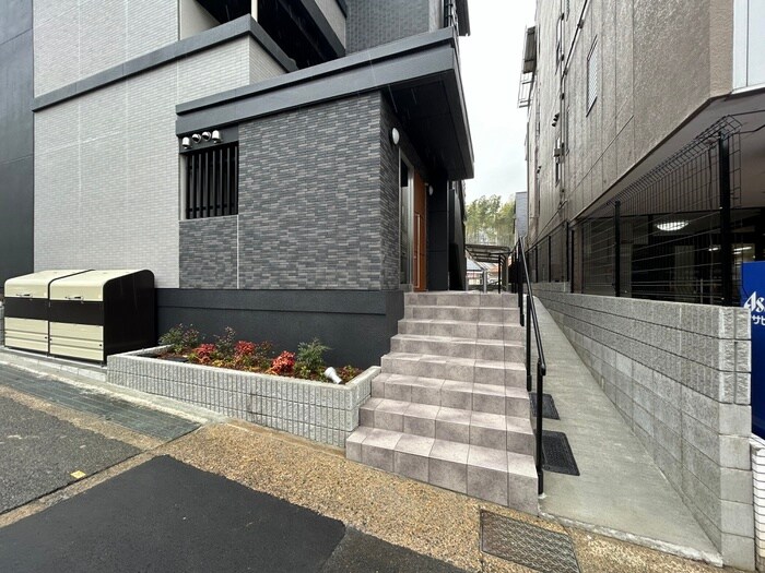 物件外観写真3　(エントランス部分)