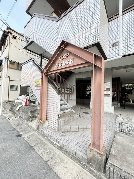 物件外観写真3　(エントランス部分)