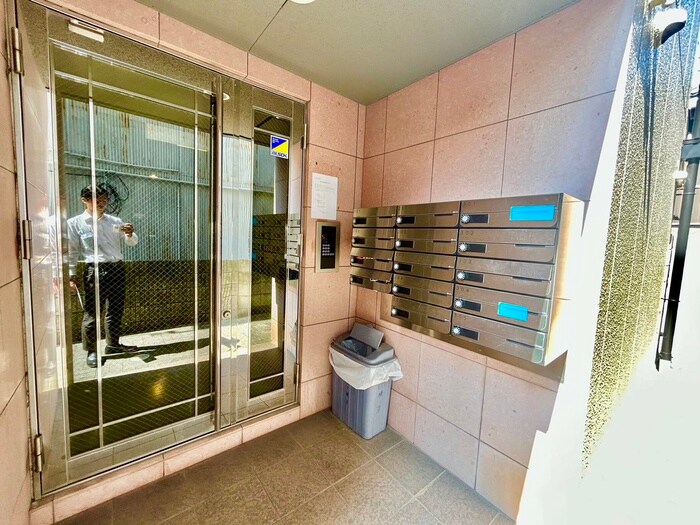 物件外観写真5　(エントランス部分)