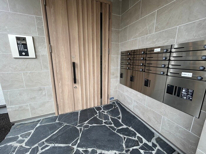 物件外観写真3　(エントランス部分)