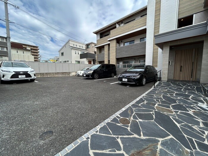 物件外観写真4　(駐車場)