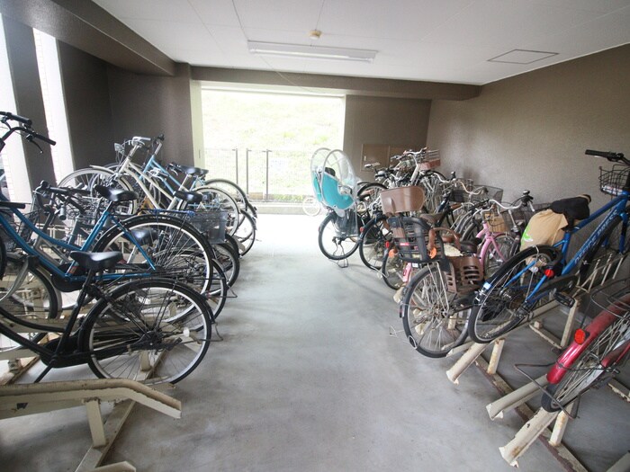 物件外観写真4　(駐輪場)