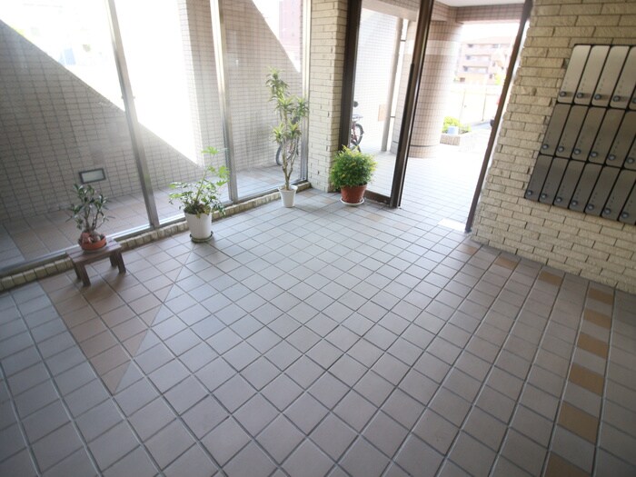 物件外観写真6　(エントランス部分)