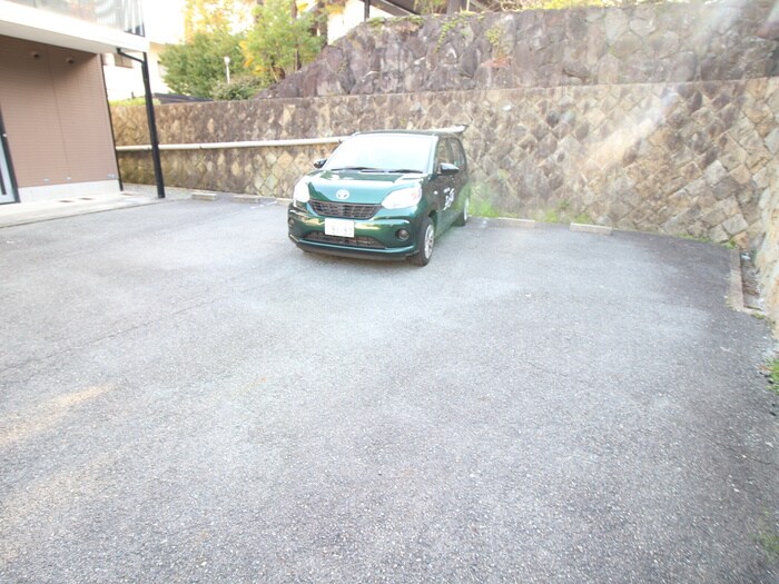 物件外観写真5　(駐車場)