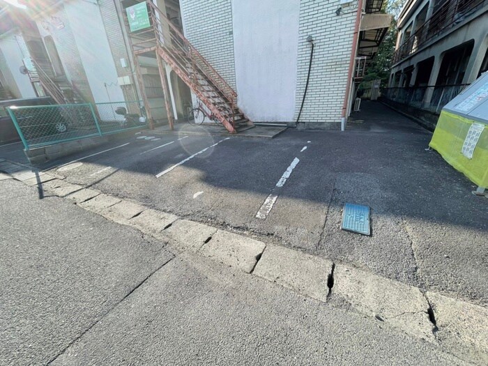 物件外観写真2　(駐車場)
