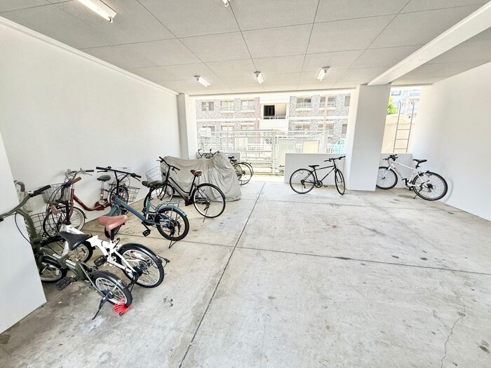 物件外観写真4　(駐輪場)