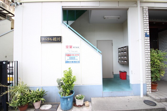 物件外観写真3　(エントランス部分)