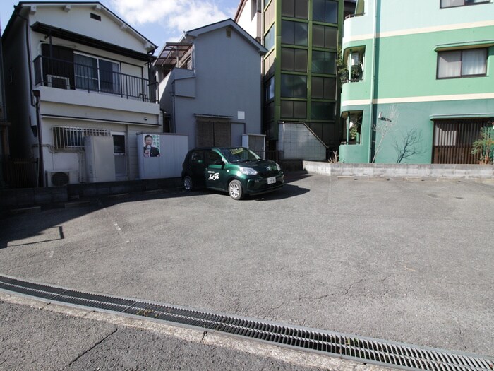 物件外観写真4　(駐車場)