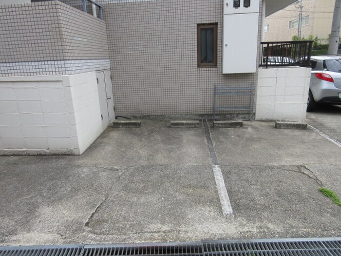 物件外観写真6　(駐車場)