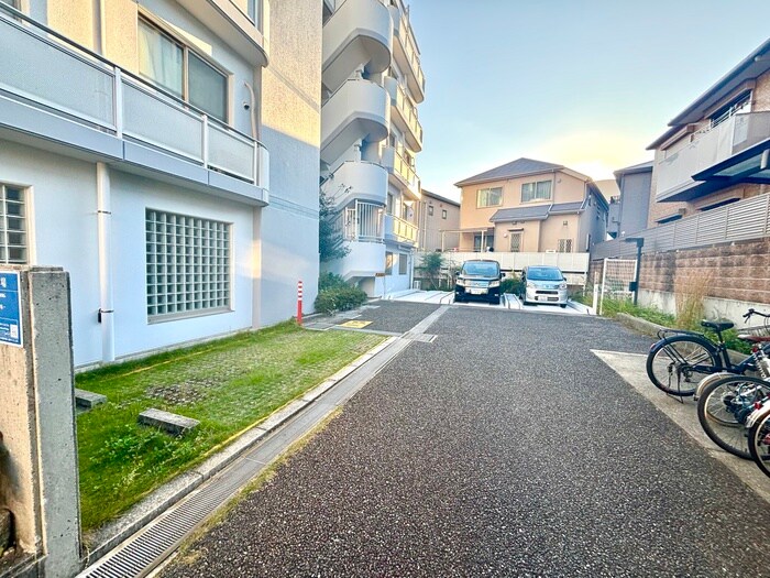 物件外観写真5　(駐車場)