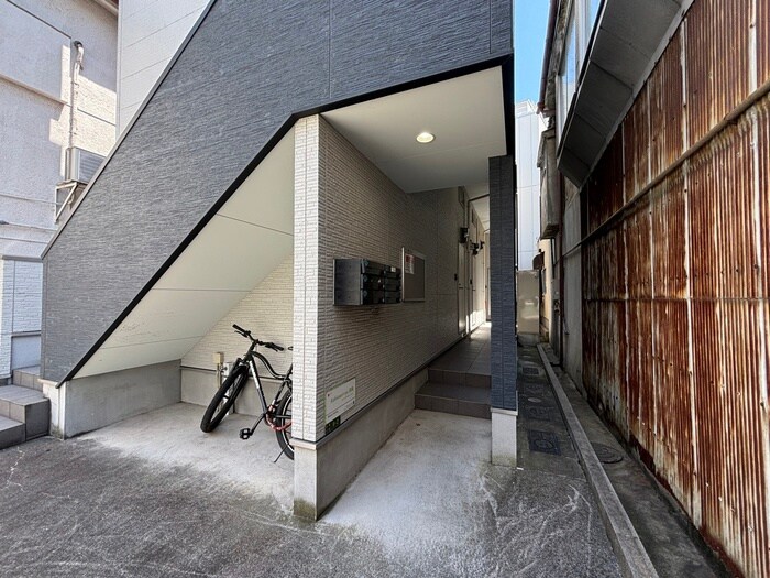 物件外観写真5　(エントランス部分)