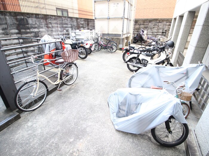 物件外観写真4　(駐輪場)