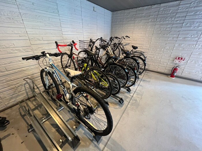 物件外観写真4　(駐輪場)