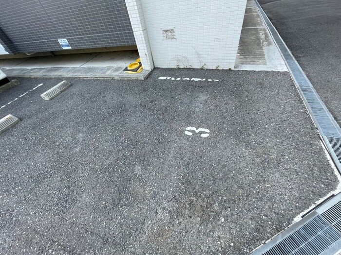 物件外観写真5　(駐車場)