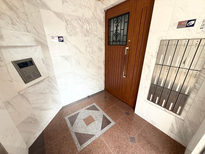 物件外観写真3　(エントランス部分)