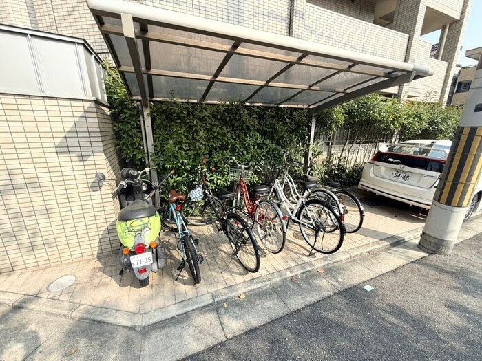 物件外観写真4　(駐輪場)