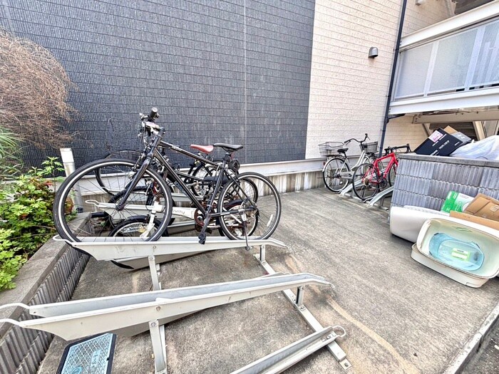 物件外観写真3　(駐輪場)