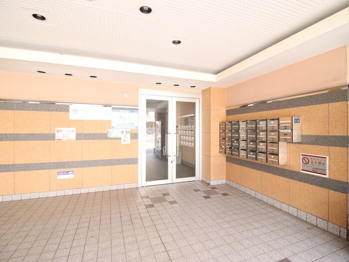 物件外観写真3　(エントランス部分)