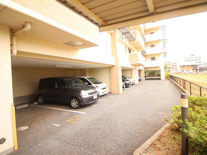 物件外観写真4　(駐車場)