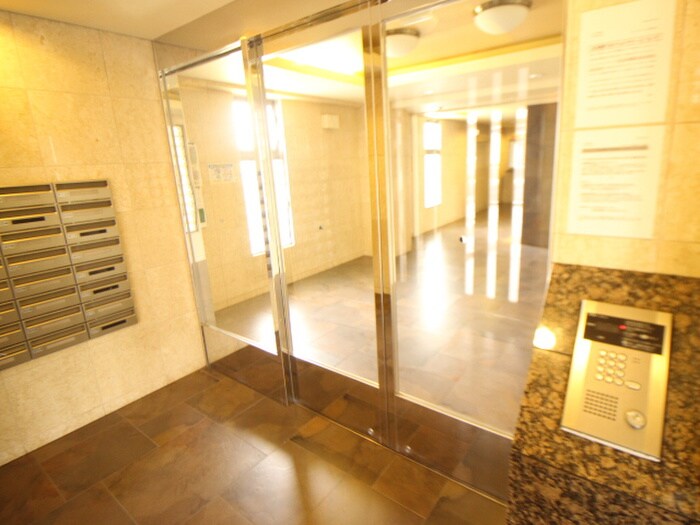 物件外観写真6　(エントランス部分)