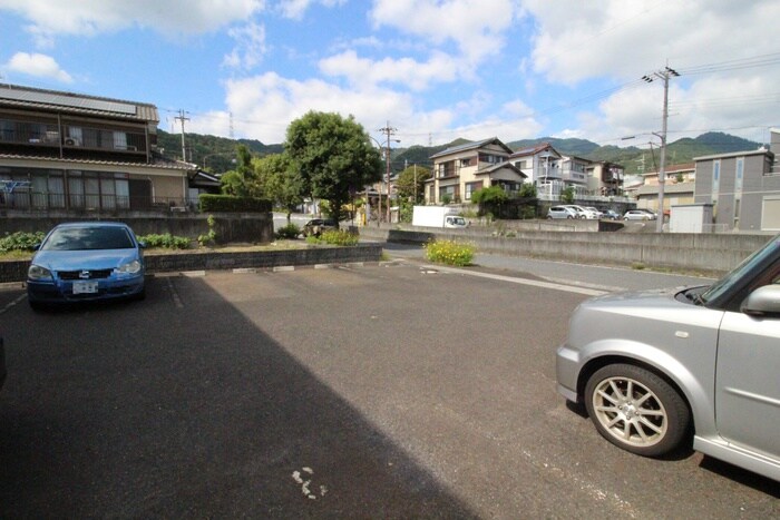 物件外観写真2　(駐車場)