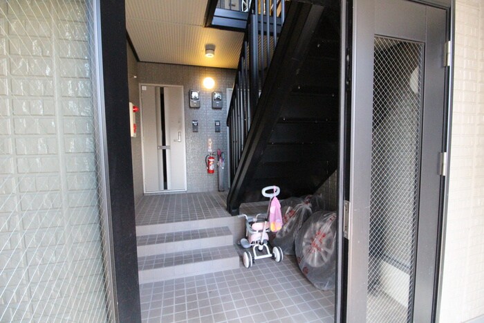 物件外観写真4　(エントランス部分)