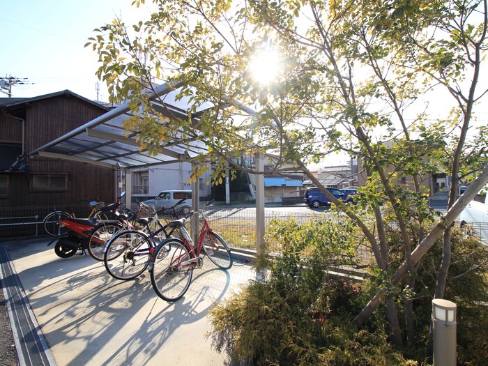 物件外観写真4　(駐輪場)