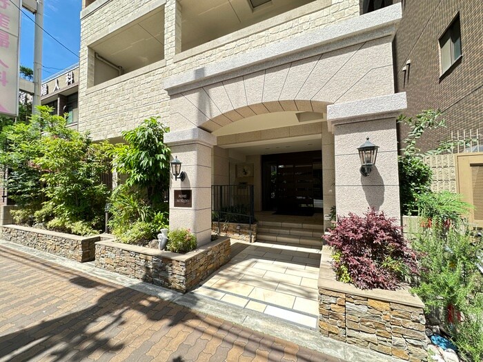 物件外観写真2　(エントランス部分)