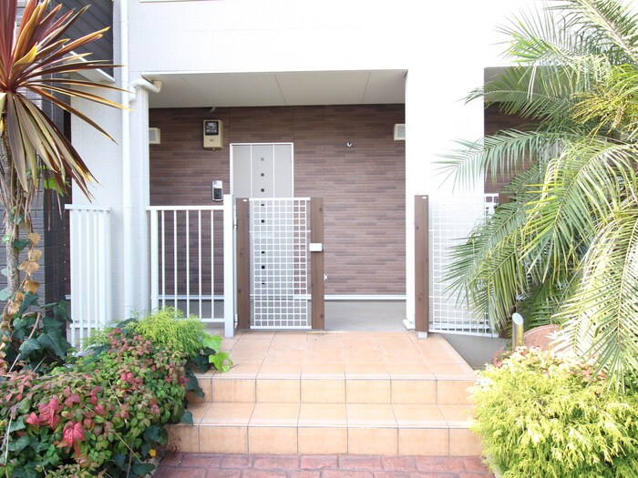 物件外観写真2　(エントランス部分)