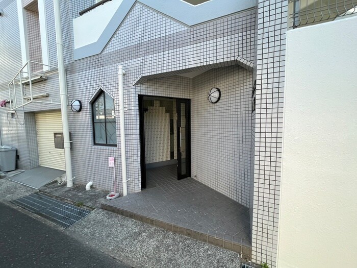 物件外観写真5　(エントランス部分)