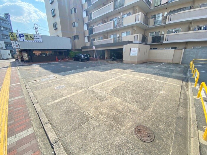 物件外観写真2　(駐車場)