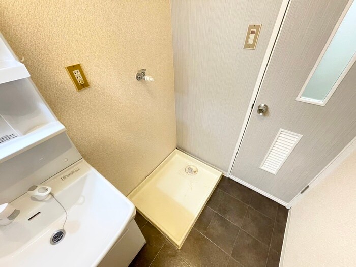 物件内観写真16　(洗濯機置場)