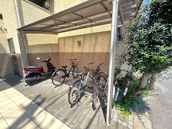 物件外観写真4　(駐輪場)